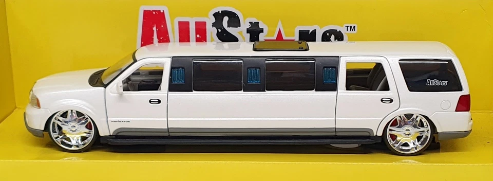 Maisto 1/24 Scale Diecast 31252 - Lincoln Navigator Limo - White - Image 2 of 4