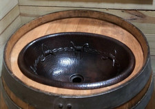 Fregadero de barril de vino y whisky ovalado de cobre de 16" con alambre de púas