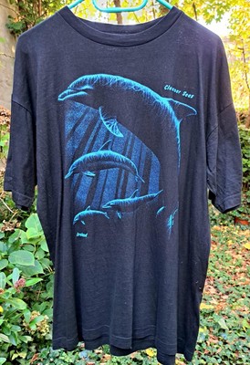 Schwarzes T-Shirt mit blauen Delphinen_Cleaner Seas_Ireland_L-XL_OW 59 cm_BW_