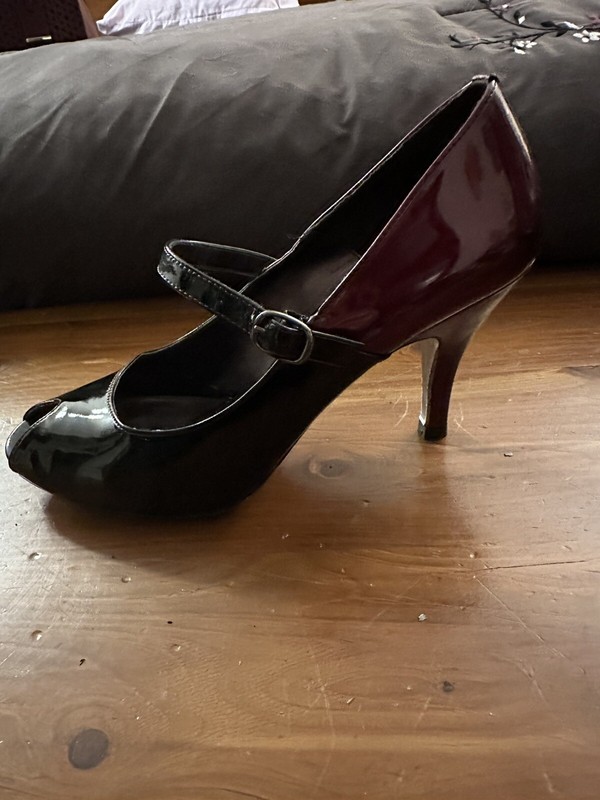 ISOLA Gorgeous Black/Burgundy Patent Leather Mary Jane Peep-Toe Pumps, Size 9