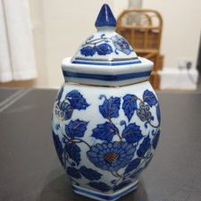 Blue White Porcelain Ginger Jar With Lid Floral Gold Detail 15cm 😼🐾