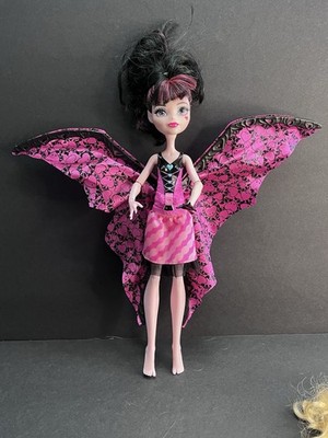 Monster High Draculaura Doll -Ghoul to Bat- Transformation Fold Out Wings Read