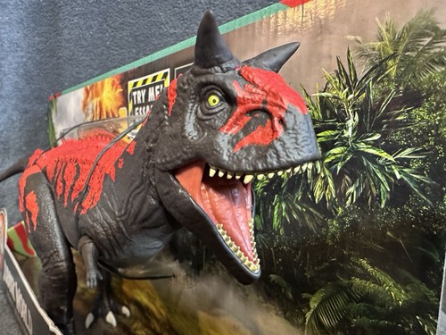 Jurassic World Legacy Roarin' Real Feel Carnotaurus Dinosaur Action Figure 17” - Picture 5 of 5