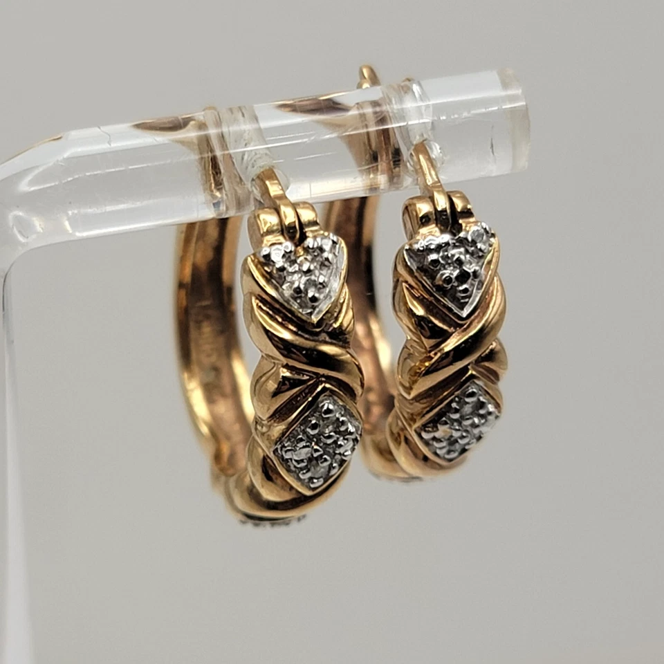 Pendientes tipo aro XOXO estilo Huggie con acento de diamantes Vermeil de plata de ley 925 Foto 2 de 4