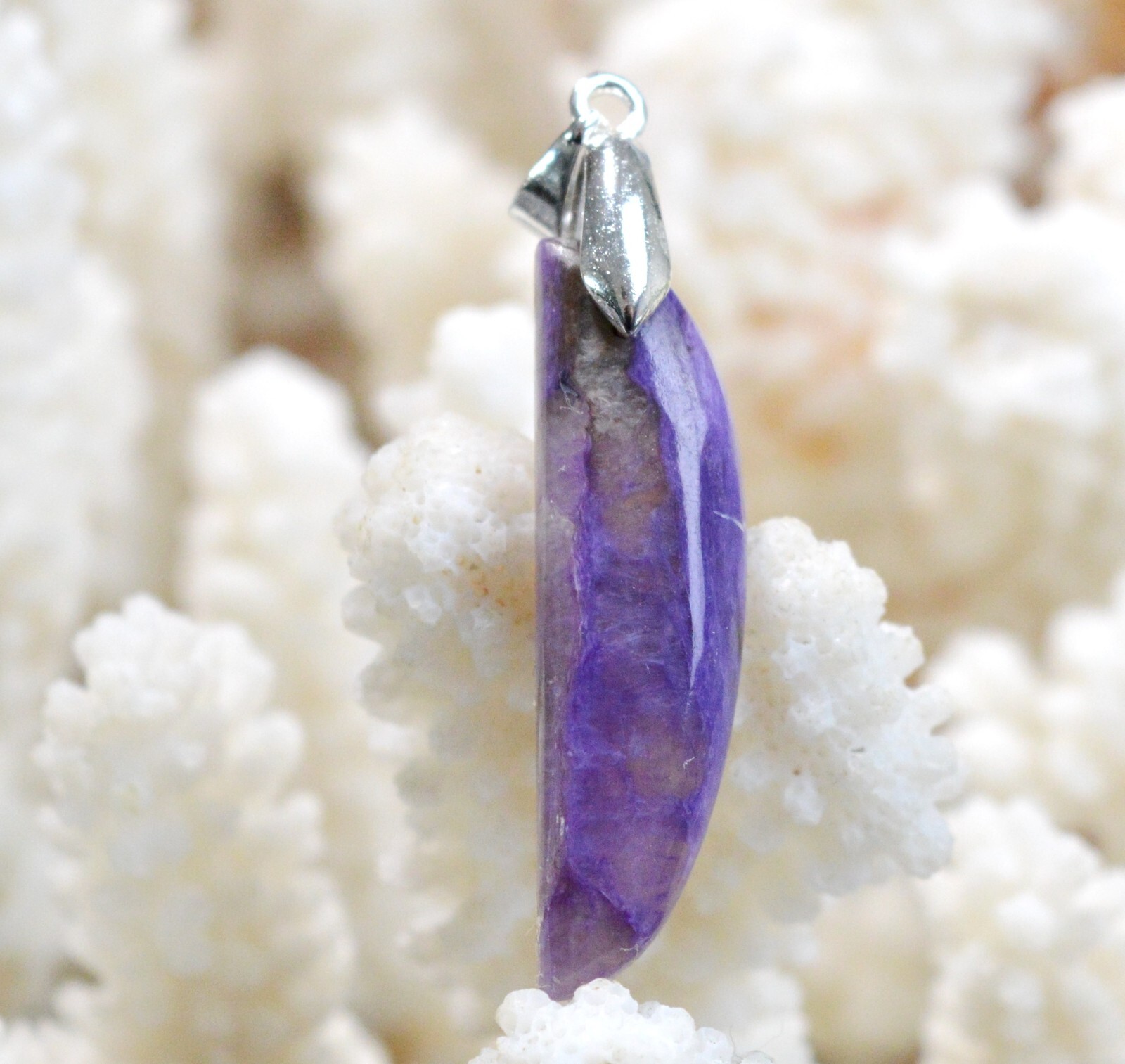 Charoite 19 carats pendentif cabochon pour harmoniser vos énergies avec élégance