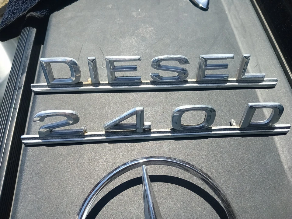 Mercedes Benz 240D 1972 emblemas de maletero diésel Foto 2 de 4
