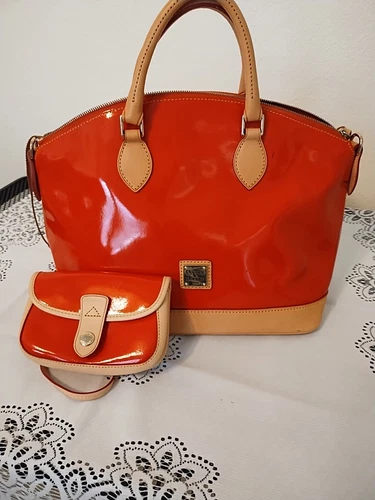 Borsa a tracolla e portamonete Dooney & Bourke Darcy arancione in pelle verniciata