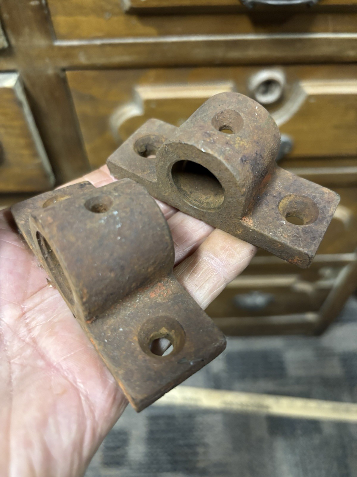 ANTIQUE HIT MISS GAS ENGINE IRON CART AXLE BOLSTER Maytag Briggs Stratton etc