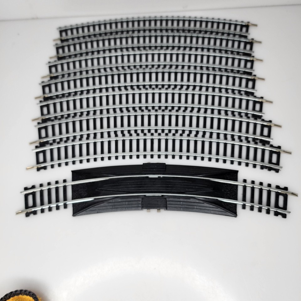 Bachmann HO 18”R Terminal Rerailer & (7) 18" Curve Track Rails Train