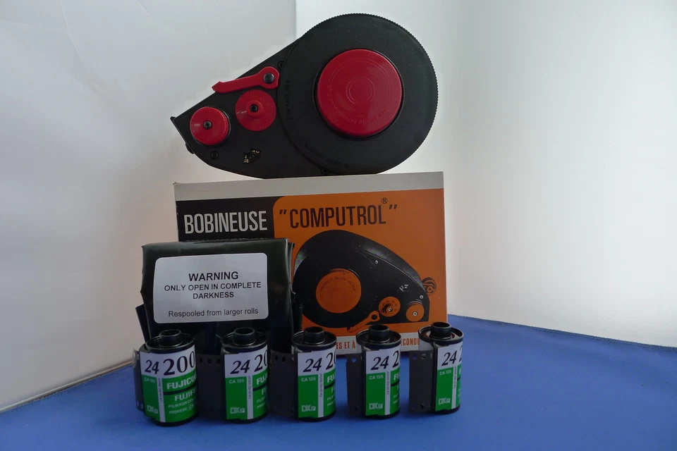 RESTEM NUOVO KIT CARICATORE PELLICOLA SFUSA SENZA FELTRO 35 mm + 50 piedi EXETER PANXX B&W 400ISO+ 5 CASSETTE