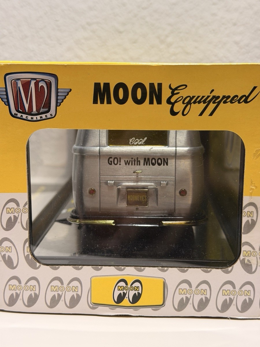 M2 Machines 1960 VW Delivery Van MOON Equipped Super Chase 1/24