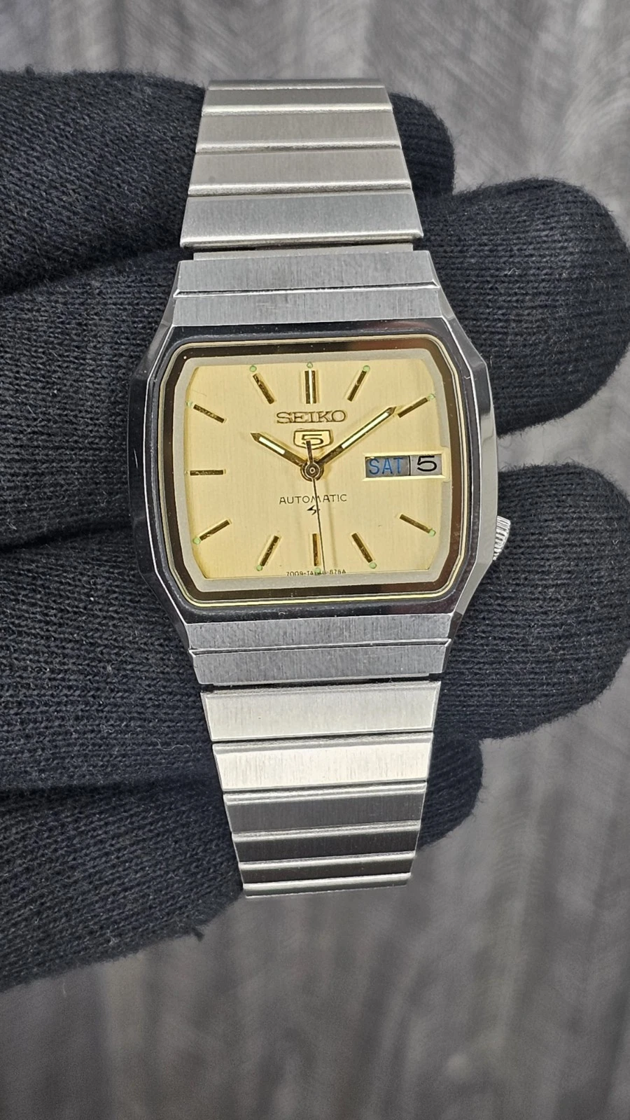 square vintage Seiko 5 automatic 21 jewels 7009-2060 day/date men’s wristwatch J
