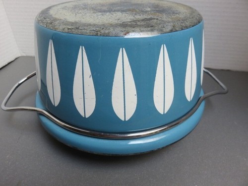 Cathrineholm of Norway Blue Enamelware Covered Lotus Flower 8" Casserole handle - Picture 8 of 8