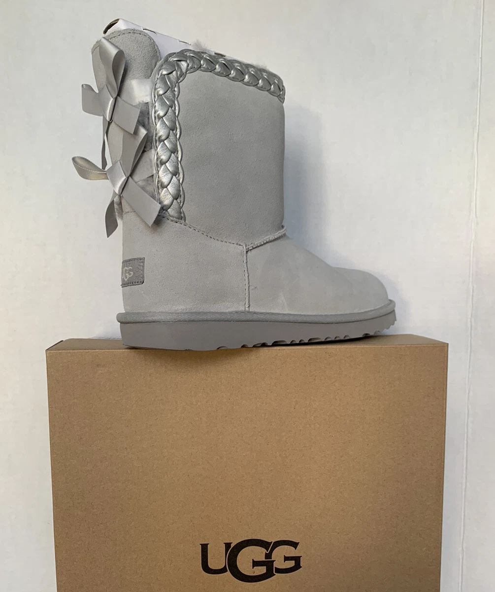 NUEVO EN CAJA BOTAS UGG NI OS CL SICAS CORTAS II TRENZADAS GRIS VIOLETA TALLA 6