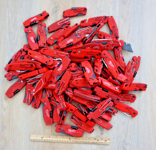 N1000 80 assorted Milwaukee items: box cutters & pocket knives