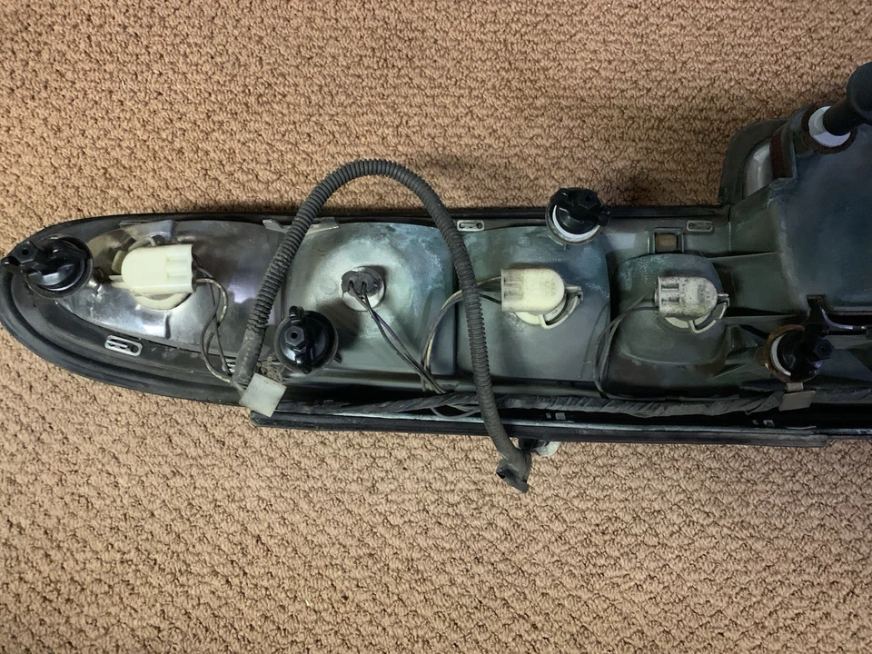 Lámpara de montaje de panel de acabado de luz trasera Buick Riviera 1995-1999 original OEM  Foto 3 de 4