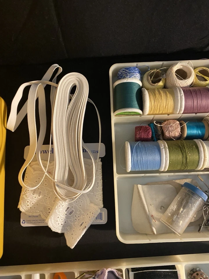 Accesorios para máquina de coser/costurera con estuche. Hilo, botones, bobinas, pasadores Foto 3 de 4