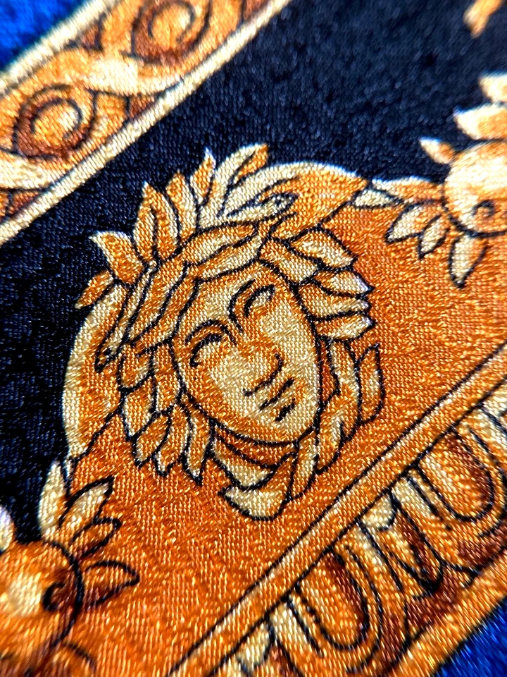 GIANNI VERSACE VINTAGE ANOS 90 MEDUSA GRAVATA LISTRADA BARROCA FRUTAS PONTOS AZUL ITÁLIA - Imagem 4 de 4