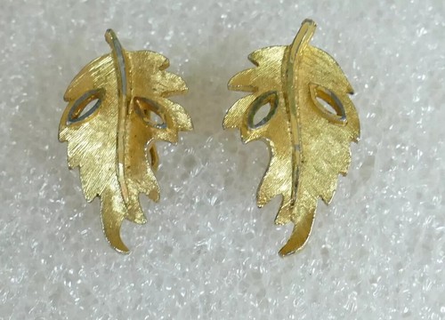 Vintage BSK Leaf Gold Tone Tetured Clip-On Earrings Some Wear - Picture 12 of 12