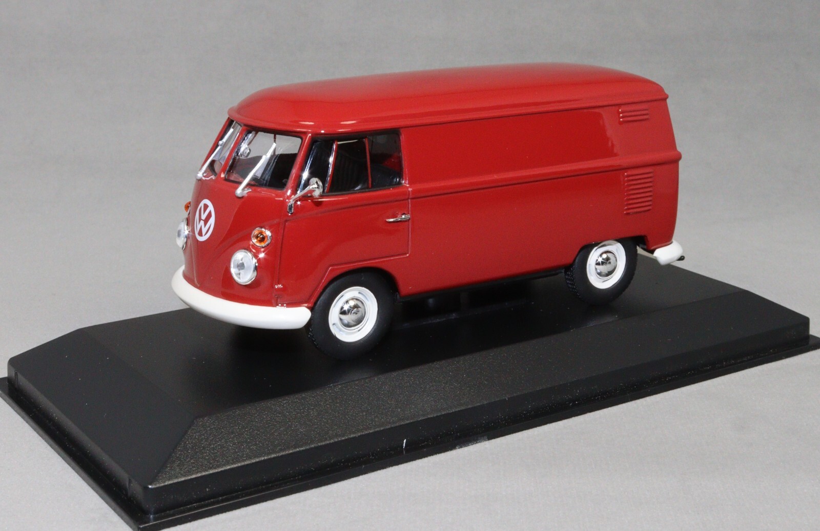 Minichamps Maxichamps Volkswagen VW T1 Transporter in Dark Red 1963 940052201