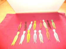 LOT OF 15 VINTAGE PLASTIC CLOTHES PINS, CRAFT...