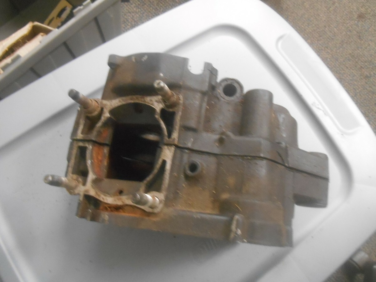 Yamaha Crankcase 1 5X4-15111-00 & Crankcase 2 5X4-15121-00 1982