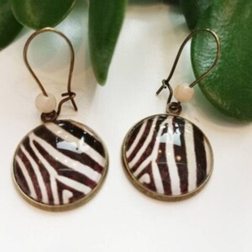 Pendientes de cabujón con diseño de animal print. Estilo boho vintage. - Imagen 2 de 4
