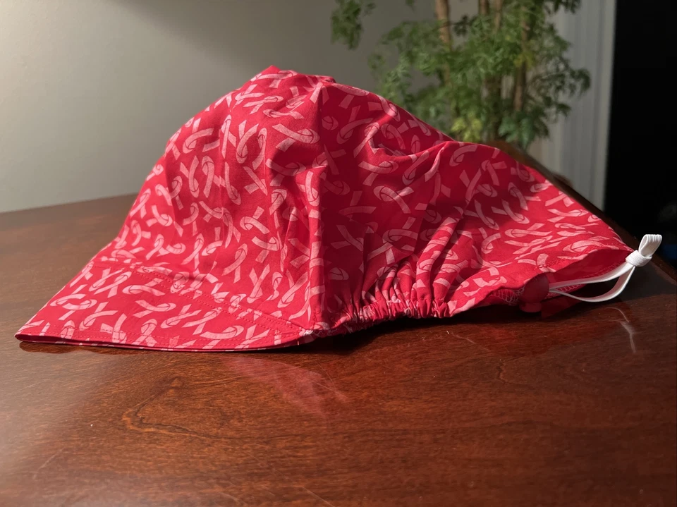 Gorra exfoliante quirúrgica Bouffant para mujer con cáncer de mama hecha a mano roja con cintas rosas Foto 3 de 3