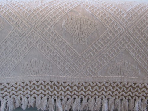 VTG WHITE BEDSPREAD 72"X103" & FRINGE EMBOSSED DIAMONDS FANS MORGAN JONES ? - Picture 9 of 12