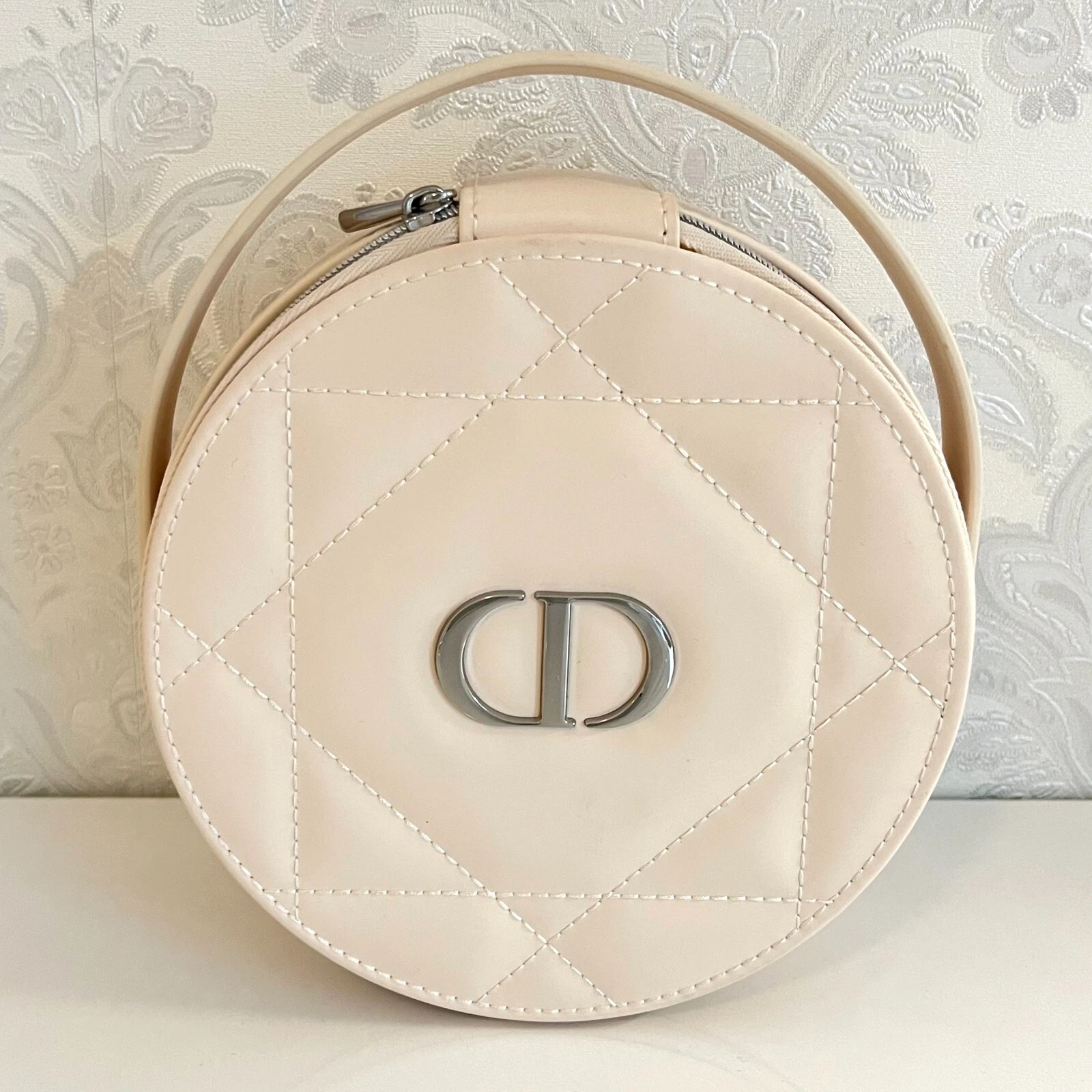 DIOR ⭑ Pochette trousse de toilette ronde matelassée ivoire + miroir   Trousse de maquillage beige crème