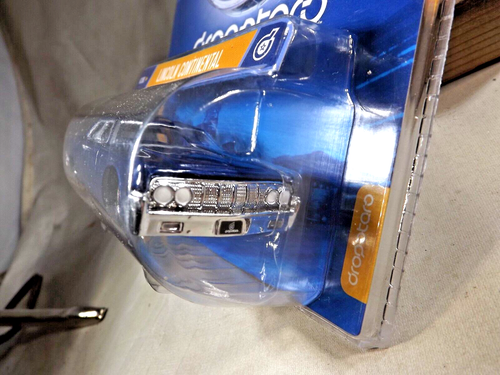2004 Hot Wheels Dropstars LINCOLN CONTINENTAL Dark Blue w/Rubber Tires 1/50 - Foto 4 di 6