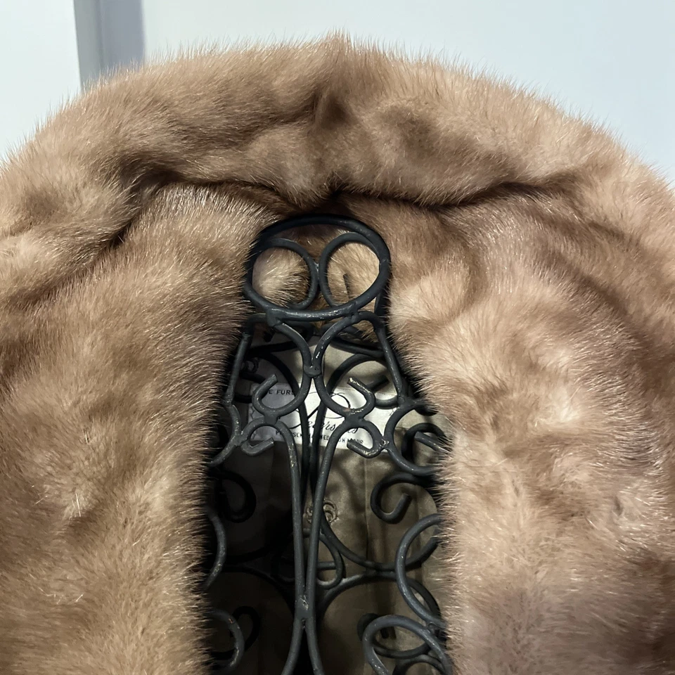 Estola envolvente de hombro de piel de sable para mujer de colección hecha a medida por Petersons para Von Maur Foto 3 de 4