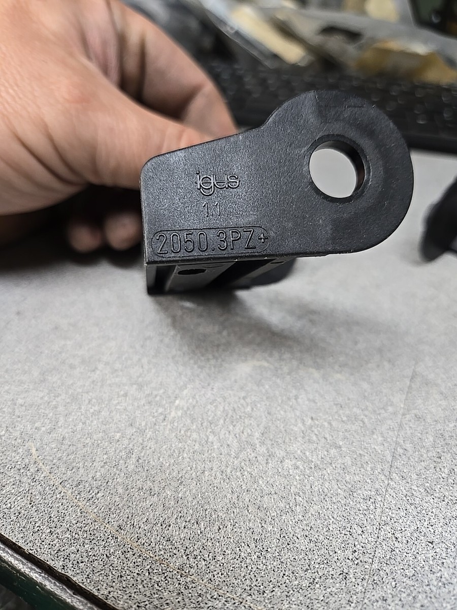 Supports De Montage à Maillons Pivotants IGUS 2050-34PZ - Plastique Technique - Neuf