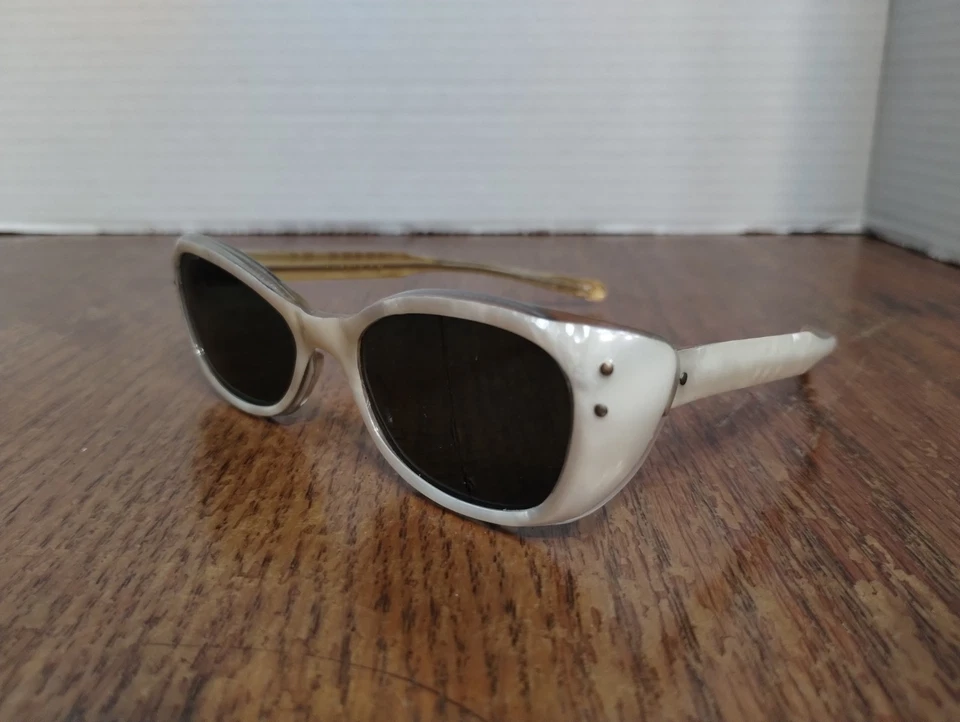 Vintage 1950s Pearlized French Sunglasses Rare MCM Cat Eye Read  - Image 3 of 4