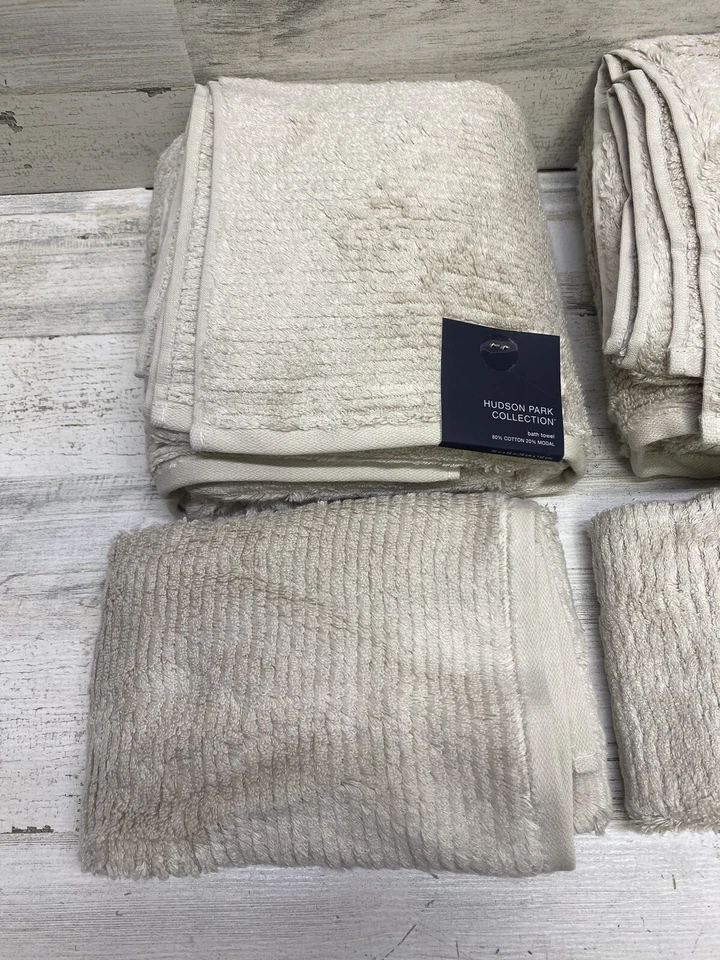 Juego de 4 toallas de baño acanaladas Hudson Park beige adobe suave al tacto Foto 2 de 4