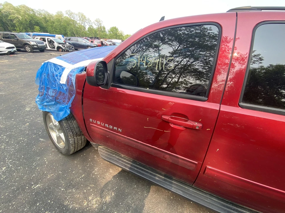 11 12 13 14 SUBURBAN 1500 puerta delantera izquierda Foto 3 de 4