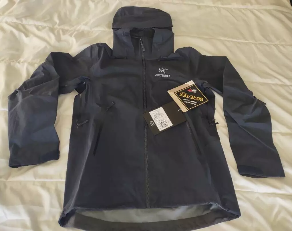 New Arc'teryx Beta AR Gore Tex Pro Jacket Womens size Small Color Black Sapphire