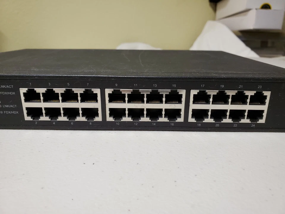 US Robotics USR997931 24-Port Gigabit Switch - Image 2 of 3