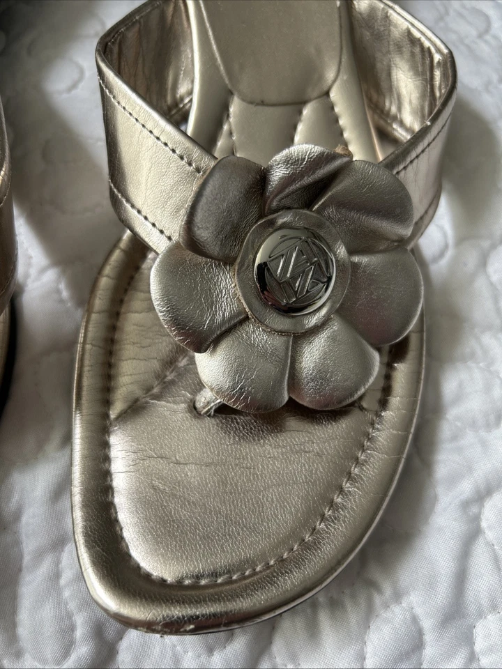 Sandalias de mujer AK ANNE KLEIN Iflex doradas/plateadas flor cuña 9M MacKenzie sin cordones Foto 3 de 4