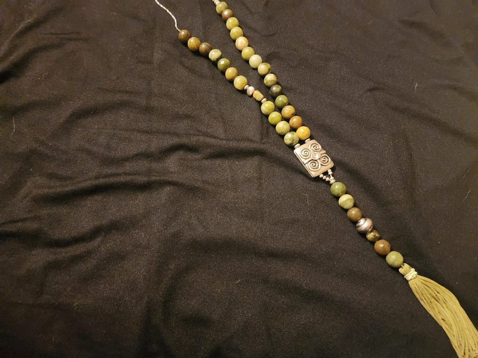 Collar con cuentas de piedra verde longitud ajustable Foto 2 de 3