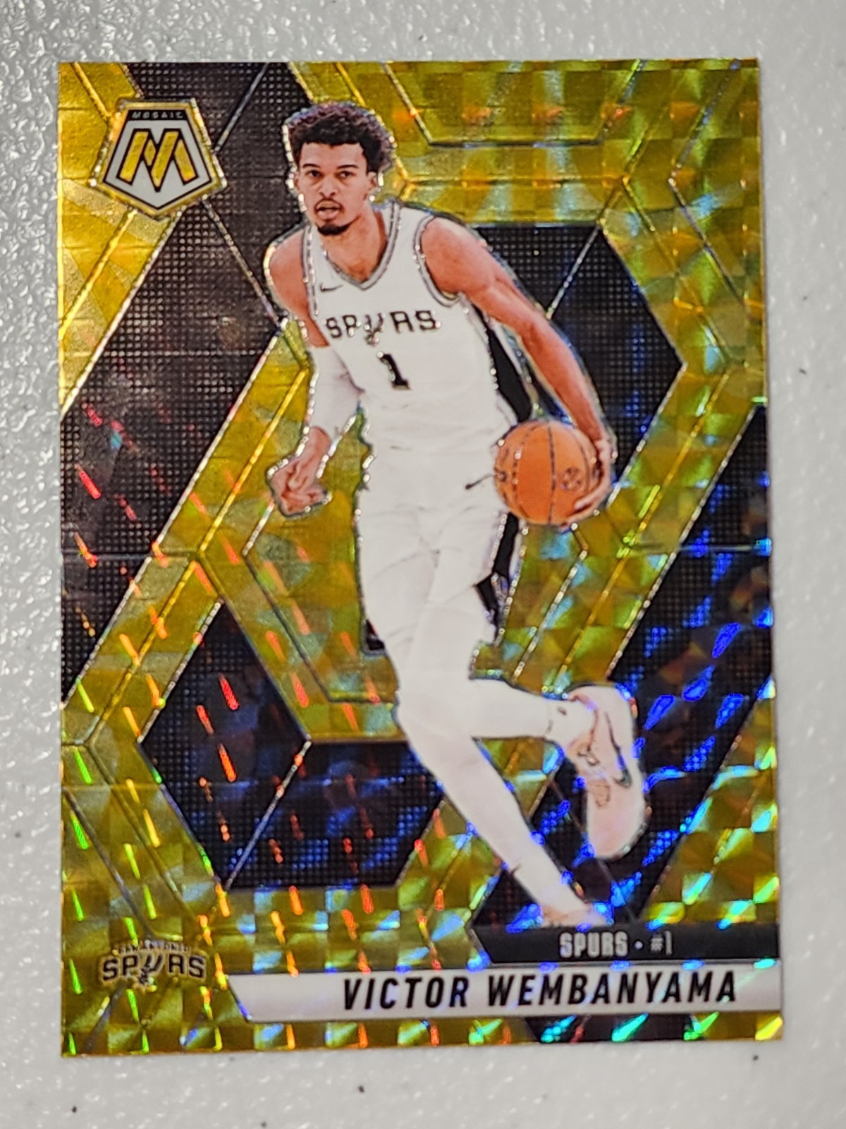 Victor Wembanyama  2024-25 Mosaic Reactive Yellow Parallel Spurs #31