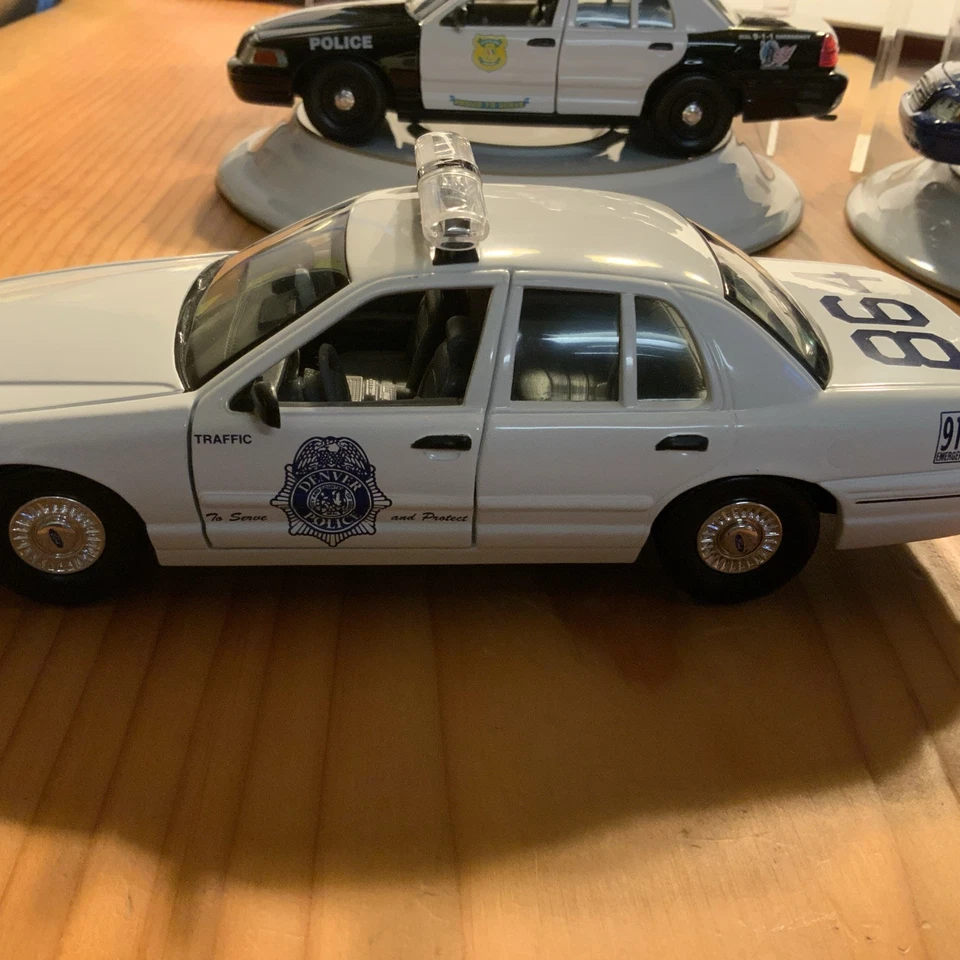 LOT/Collection of 8 Diecast 1:24 Police/Sheriff/Trooper/HWY Patrol/Classic Metal - Image 2 of 4