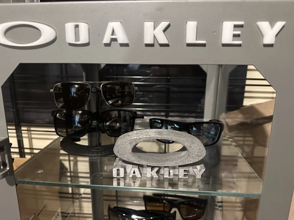 Bloque de exhibición Oakley auténtico con logotipo de metal 3D (20 disponibles) Foto 2 de 4