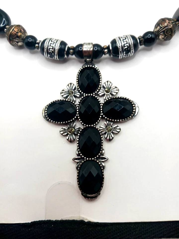 Collar Gargantilla Cruz Piedra Negra Gótica + Cuentas Foto 2 de 4