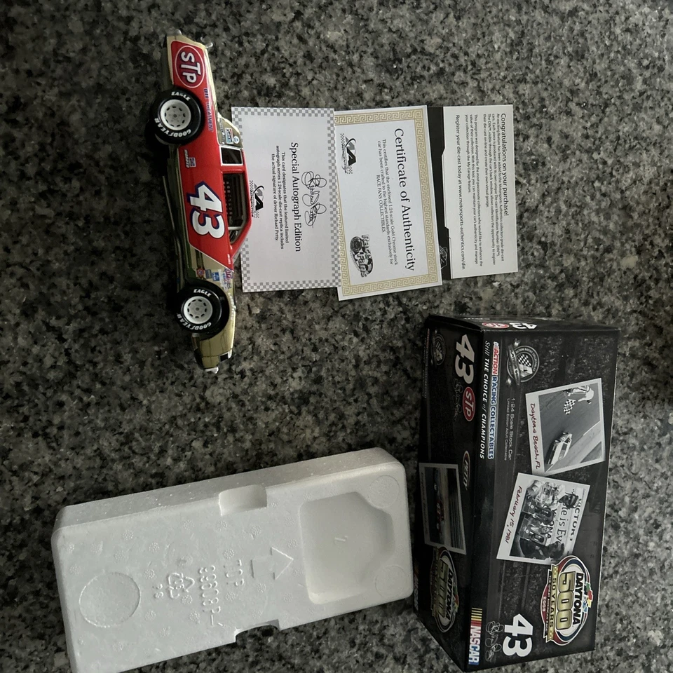 Coche de acción Nascar 1981 Regal cromado autografiado Richard Petty certificado de autenticidad Foto 3 de 3