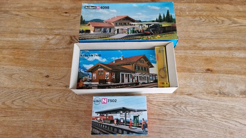 Kibri N 4098 Bausatz 2x Gebäude Bahnhof 7410 + Bahnsteig 7502 NEU ungebaut OVP - Bild 3 von 6