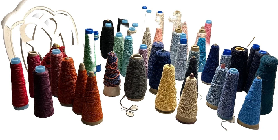 Лот из 58 больших винтажных катушек с нитками в форме конуса различных цветов для шитья - Изображение 2 из 3
