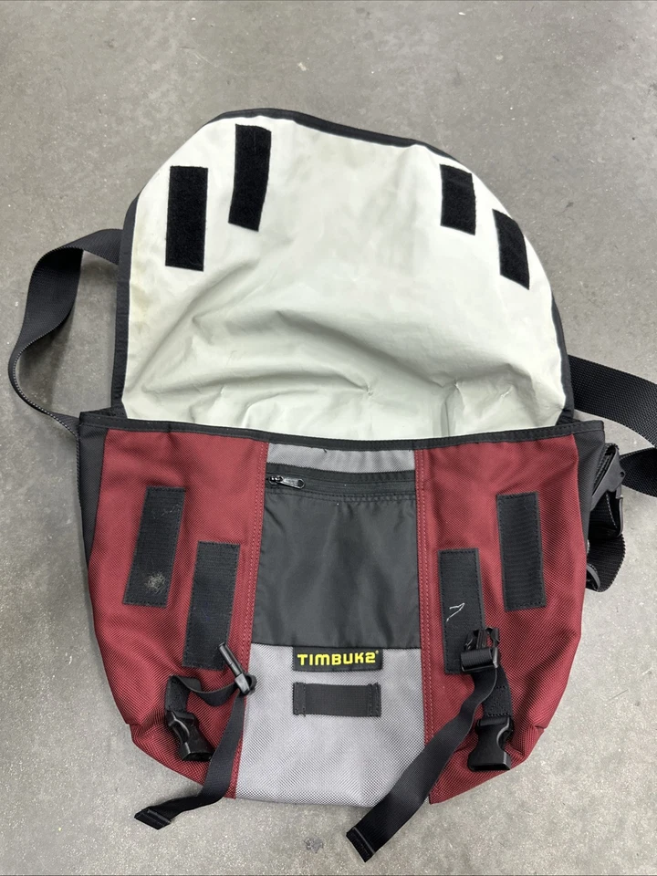 Bolsa tiracolo Timbuk2 Classic Messenger vermelha/cinza - Imagem 3 de 4