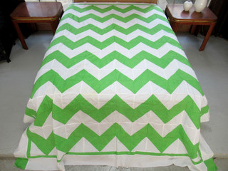 Vintage Machine Pieced Cotton 2 Color Green & White ZIG ZAG Quilt TOP; 107"x82"