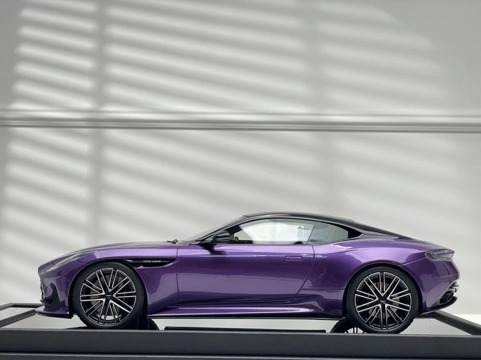 Aston Martin DB12 cupé (púrpura) [Motorhelix] escala 1/18 Foto 2 de 4